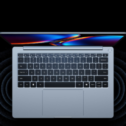 Vue en plongée du clavier pleine taille et du large pavé tactile du Xiaomi Redmibook 14 Pro 2026