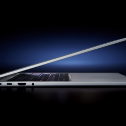 Vue laterale Xiaomi Redmibook 16 (2026) avec ports USB-C, Thunderbolt 4, HDMI 2.1 et jack 3,5 mm