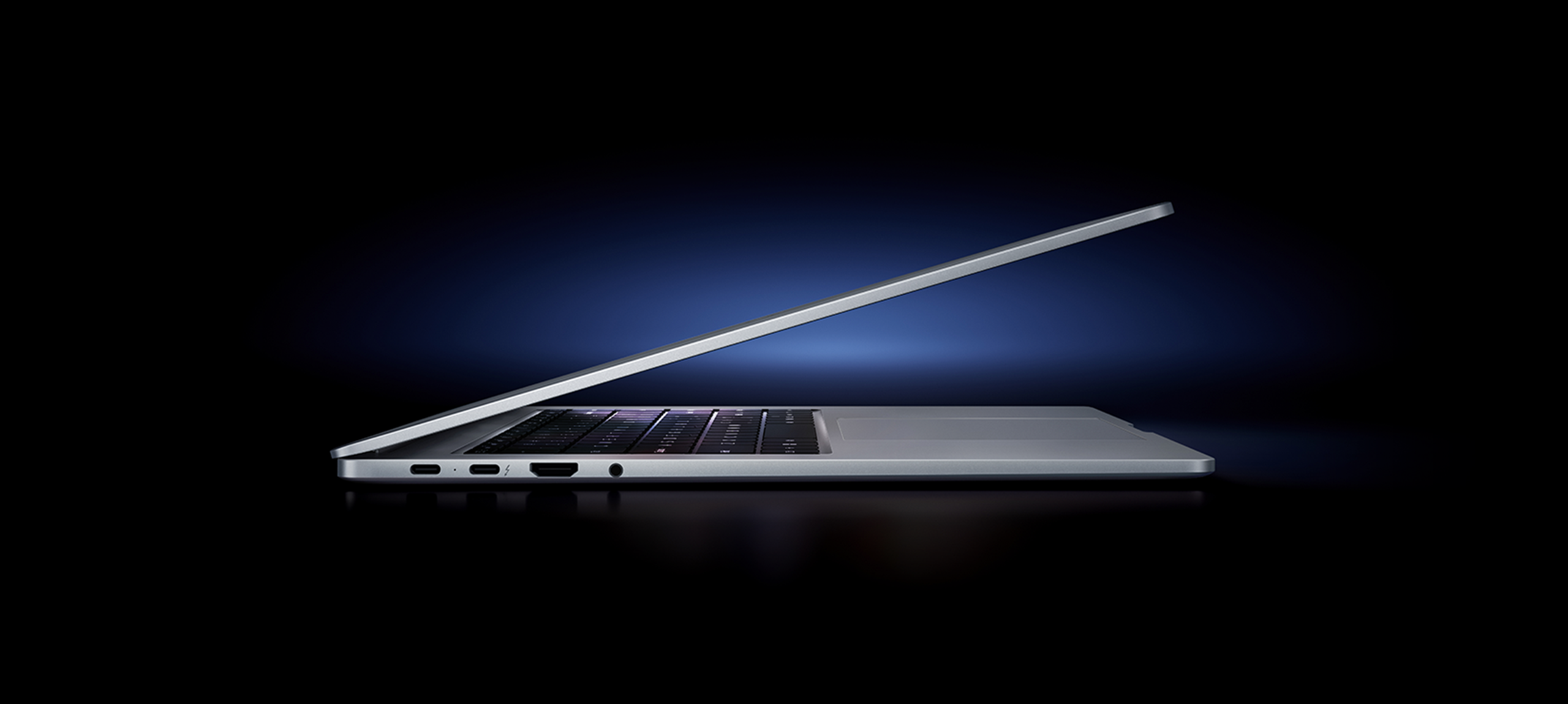 Vue laterale Xiaomi Redmibook 16 (2026) avec ports USB-C, Thunderbolt 4, HDMI 2.1 et jack 3,5 mm